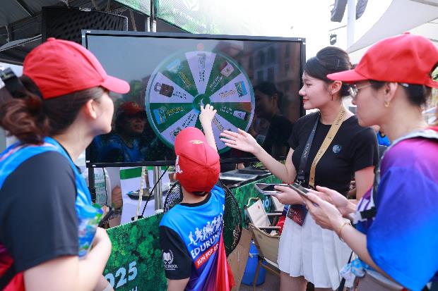 Gần 400 xe điện VinFast tạo biểu tượng "Vì Việt Nam Xanh", mở màn ấn tượng tại Ngày hội Xanh lớn nhất Việt Nam- Ảnh 9. Gần 400 xe điện VinFast tạo biểu tượng "Vì Việt Nam Xanh", mở màn ấn tượng tại Ngày hội Xanh lớn nhất Việt Nam- Ảnh 9.