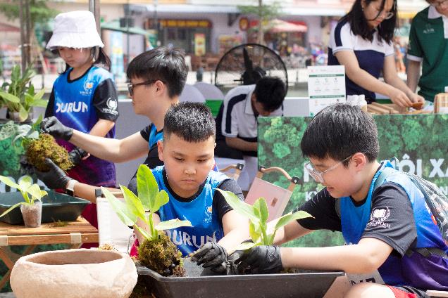 Gần 400 xe điện VinFast tạo biểu tượng "Vì Việt Nam Xanh", mở màn ấn tượng tại Ngày hội Xanh lớn nhất Việt Nam- Ảnh 10. Gần 400 xe điện VinFast tạo biểu tượng "Vì Việt Nam Xanh", mở màn ấn tượng tại Ngày hội Xanh lớn nhất Việt Nam- Ảnh 10.