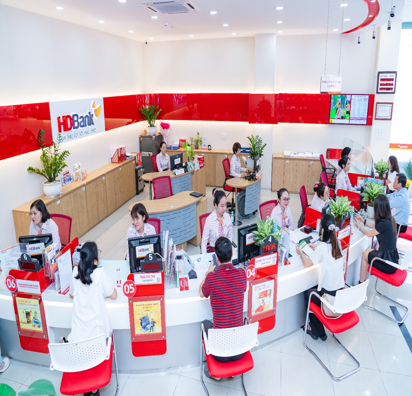 eCash “made in HDBank”: Từ sự thấu hiểu đến giải pháp thu hộ tiền mặt qua ứng dụng số dẫn đầu thị trường- Ảnh 2. https://cdn.hdbank.com.vn/hdbank-file/news/editor/4OrFytcTqA0t1sgjbqF020250321161157/PIA08061_1742548734164.jpg