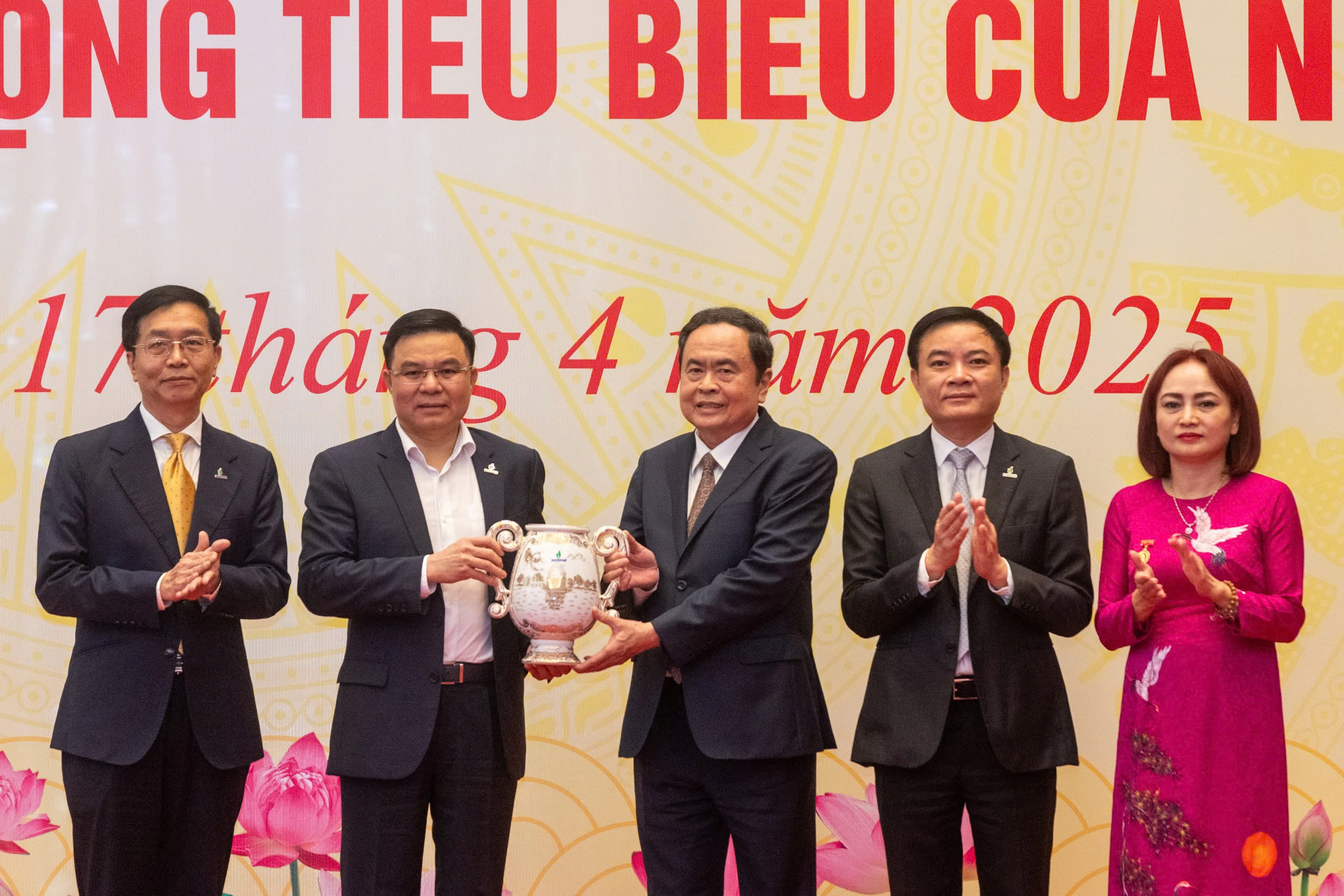Chủ tịch Quốc hội Trần Thanh Mẫn: Ghi nhận và trân trọng đóng góp của những người lao động nơi tuyến đầu của ngành năng lượng quốc gia- Ảnh 10. Chủ tịch Quốc hội Trần Thanh Mẫn: Ghi nhận và trân trọng đóng góp của những người lao động nơi tuyến đầu của ngành năng lượng quốc gia- Ảnh 10.