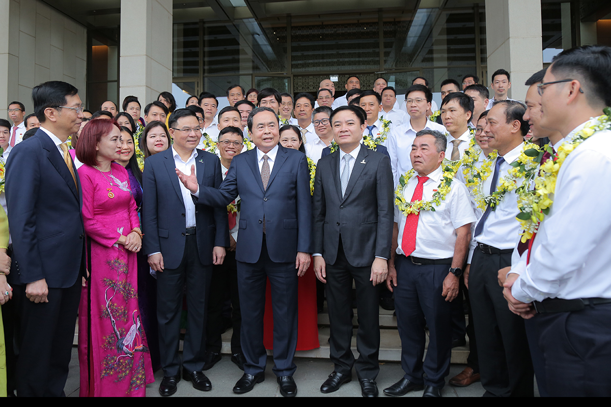 Chủ tịch Quốc hội Trần Thanh Mẫn: Ghi nhận và trân trọng đóng góp của những người lao động nơi tuyến đầu của ngành năng lượng quốc gia- Ảnh 5. Chủ tịch Quốc hội Trần Thanh Mẫn: Ghi nhận và trân trọng đóng góp của những người lao động nơi tuyến đầu của ngành năng lượng quốc gia- Ảnh 5.