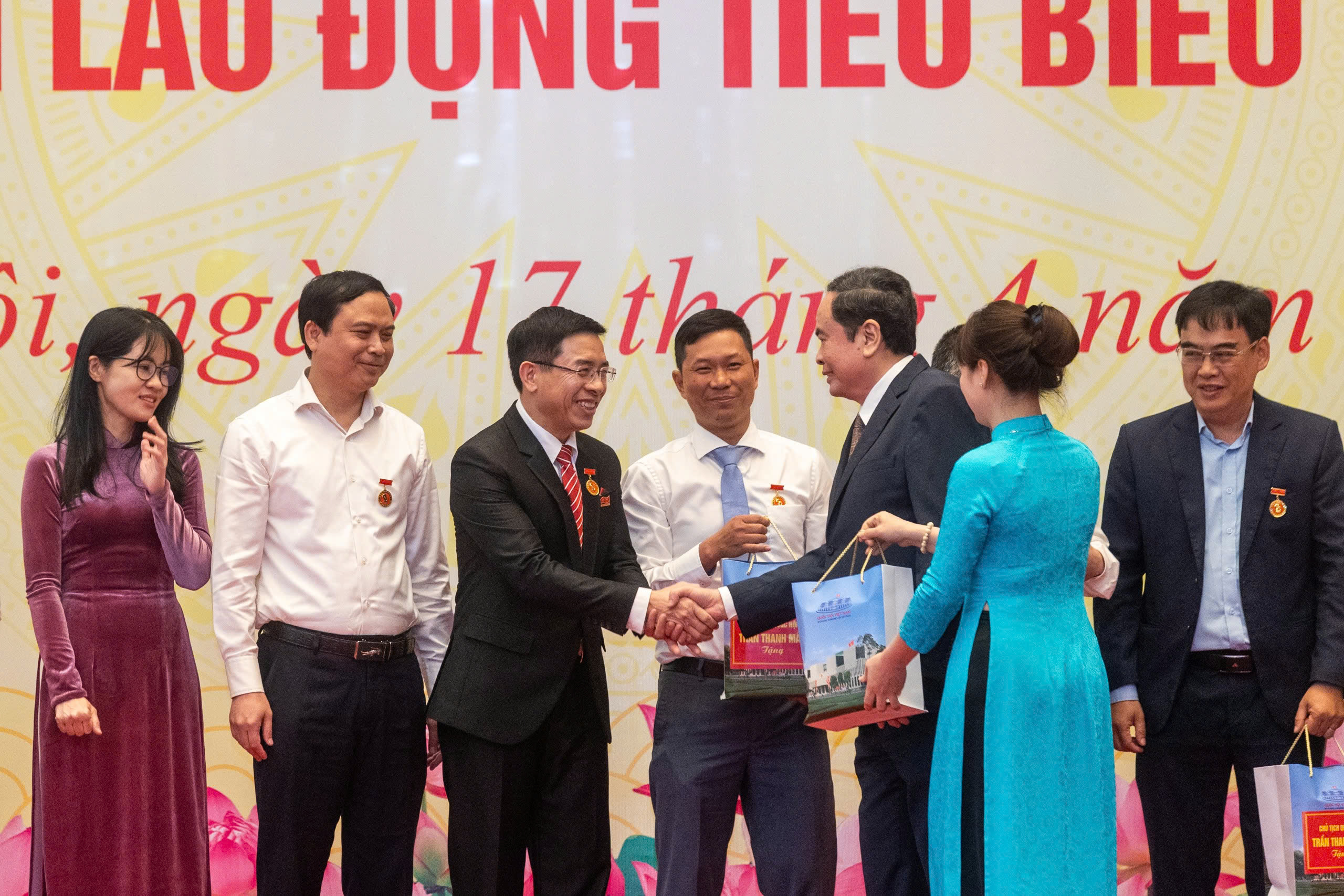 Chủ tịch Quốc hội Trần Thanh Mẫn: Ghi nhận và trân trọng đóng góp của những người lao động nơi tuyến đầu của ngành năng lượng quốc gia- Ảnh 9. Chủ tịch Quốc hội Trần Thanh Mẫn: Ghi nhận và trân trọng đóng góp của những người lao động nơi tuyến đầu của ngành năng lượng quốc gia- Ảnh 9.