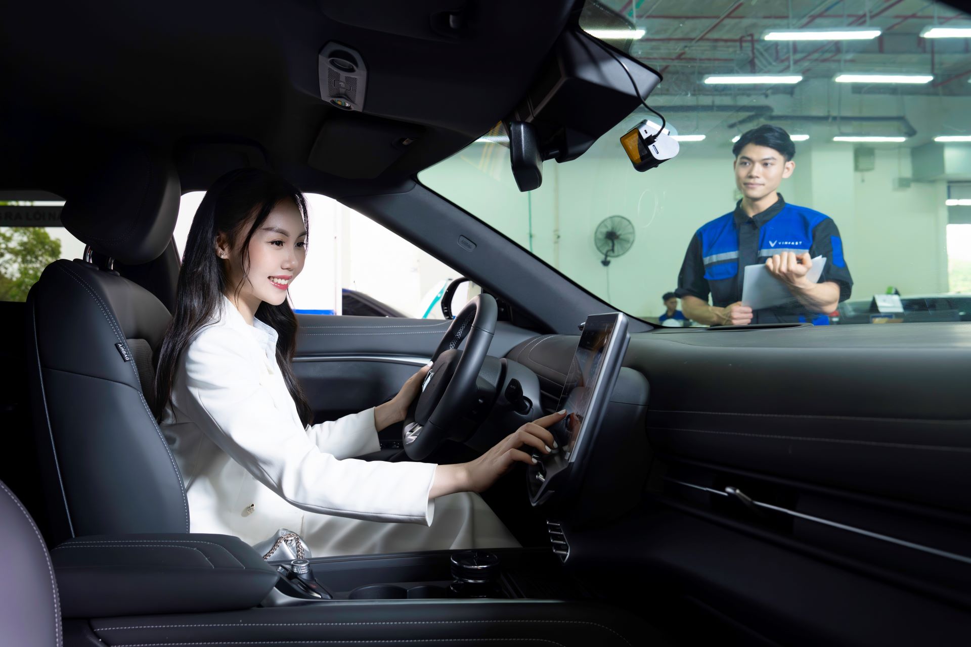 Trạm sạc khắp nơi, dịch vụ hậu mãi 5 sao: Lý do VinFast chinh phục khách hàng Việt- Ảnh 2. Trạm sạc khắp nơi, dịch vụ hậu mãi 5 sao: Lý do VinFast chinh phục khách hàng Việt- Ảnh 2.