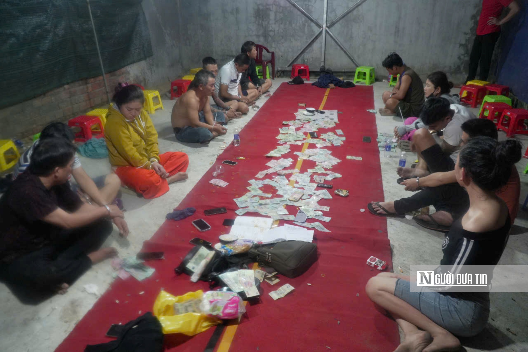 Hiện trường bắt các đối tượng cùng tang vật tiền trên 300 triệu đồng. Hiện trường bắt các đối tượng cùng tang vật tiền trên 300 triệu đồng.