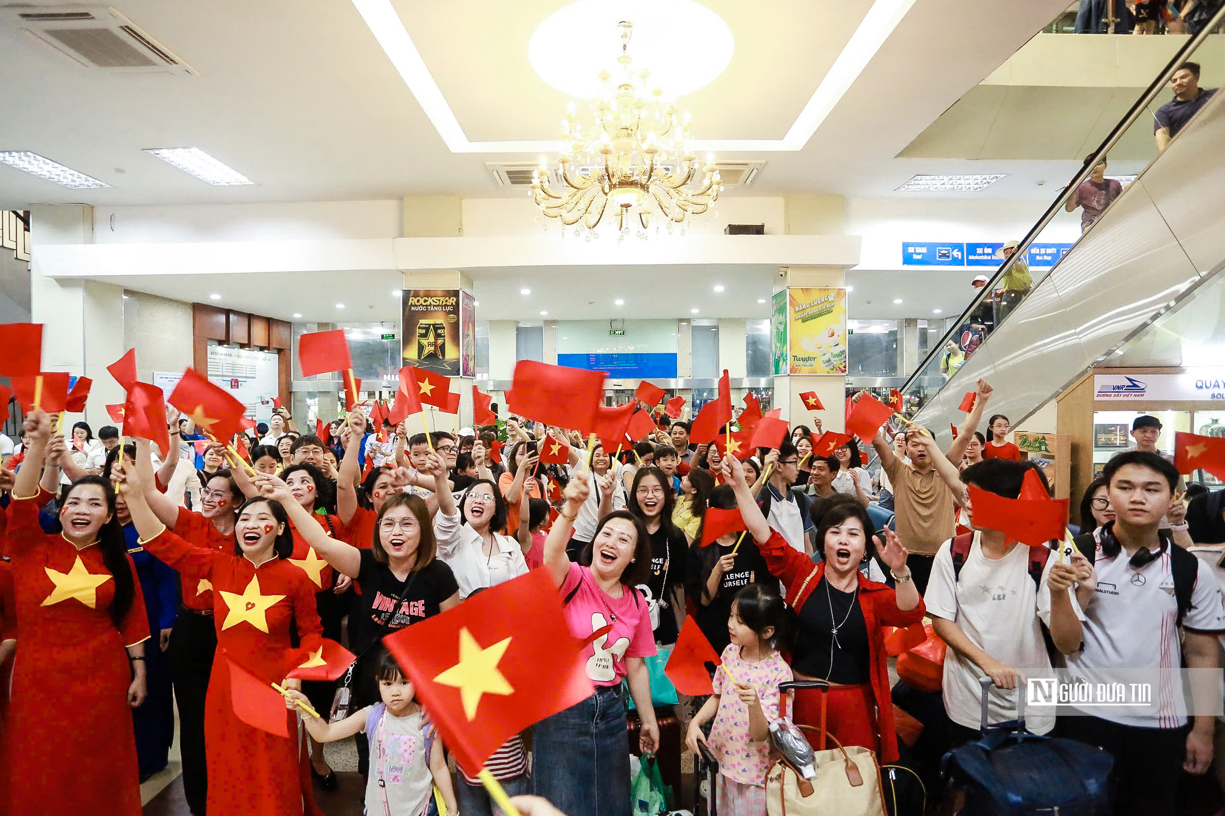 Người dân hào hứng trải nhiệm chuyến tàu Thống Nhất - Ảnh 6.