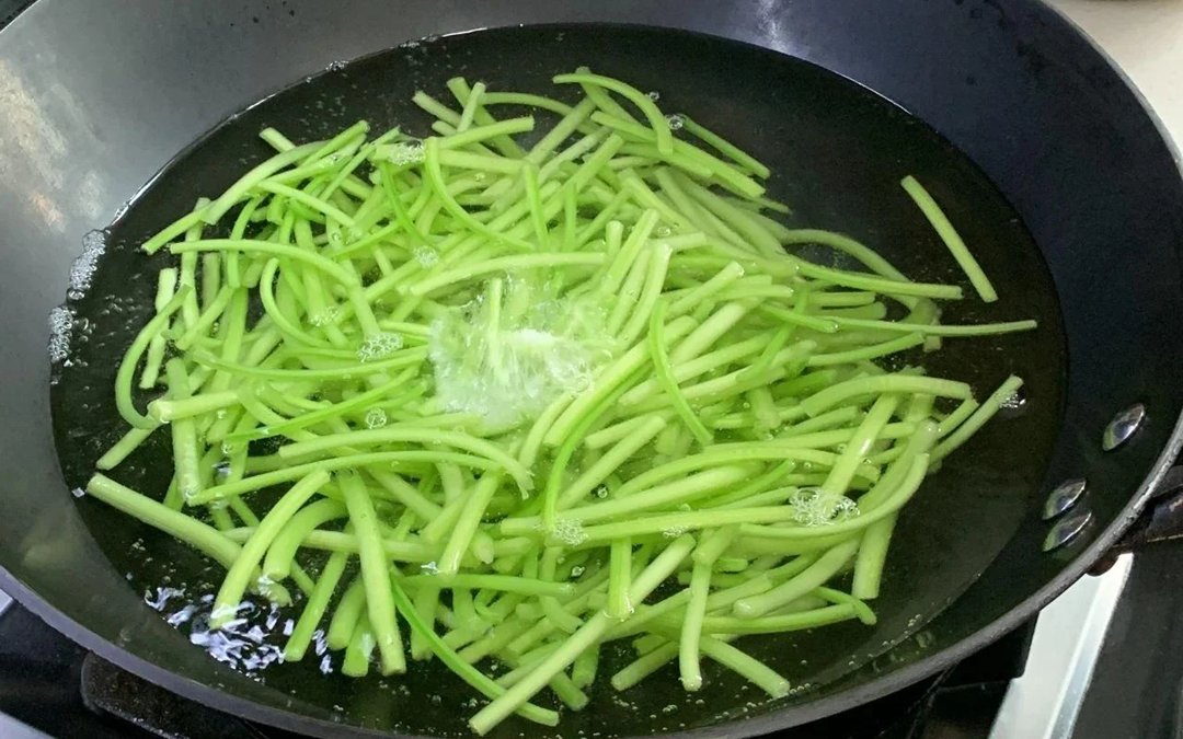 Đừng chỉ ăn củ, lá loại cây này quý như 