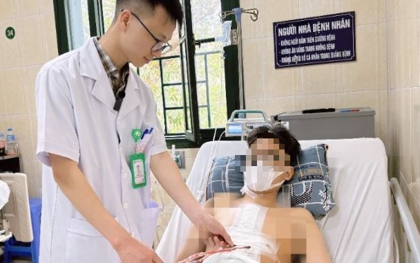 Cứu sống nam thanh niên bị dị vật kim loại tự chế đâm thấu tim