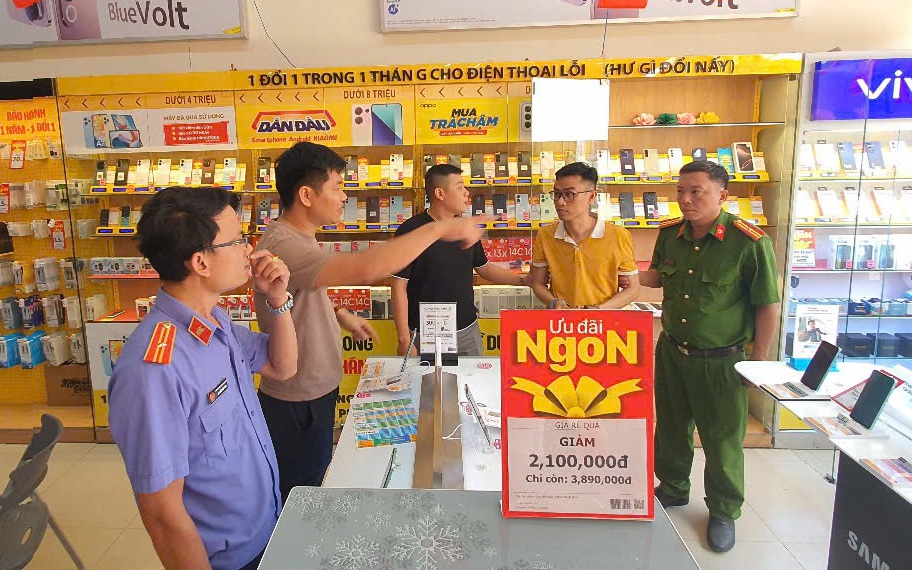Tạm giữ quản lý cửa hàng Điện máy xanh trộm 18 điện thoại di động