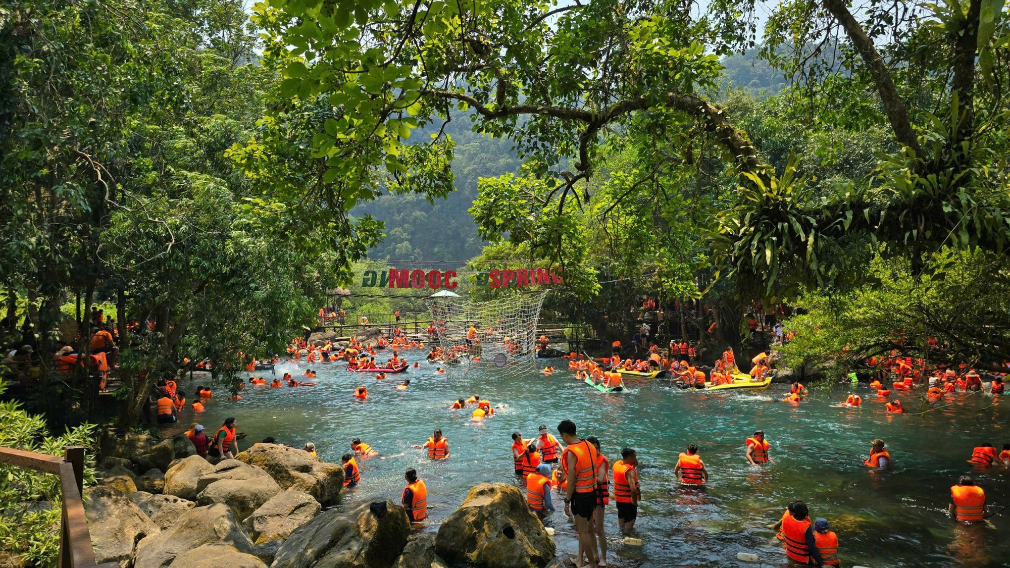 Du khách từ khắp nơi đến tham quan và trải nghiệm các điểm du lịch ở Quảng Bình- Ảnh 1. Du khách từ khắp nơi đến tham quan và trải nghiệm các điểm du lịch ở Quảng Bình- Ảnh 1.