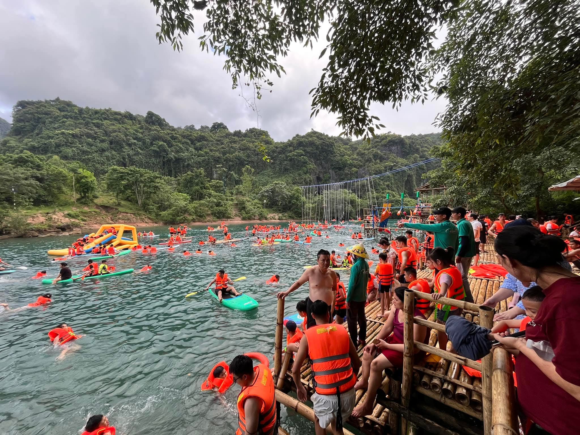 Du khách từ khắp nơi đến tham quan và trải nghiệm các điểm du lịch ở Quảng Bình- Ảnh 2. Du khách từ khắp nơi đến tham quan và trải nghiệm các điểm du lịch ở Quảng Bình- Ảnh 2.