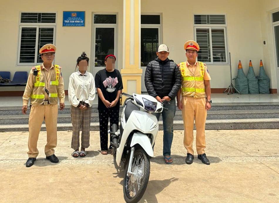 Xử lý nam thanh niên chạy xe máy một bánh trên đường phố- Ảnh 2. Xử lý nam thanh niên chạy xe máy một bánh trên đường phố- Ảnh 2.