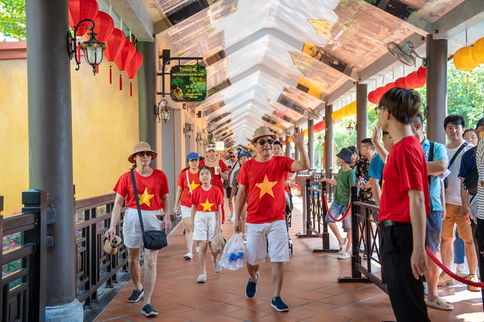 "Biển người" đổ về Đà Nẵng dịp lễ 30/4 – 1/5- Ảnh 11. "Biển người" đổ về Đà Nẵng dịp lễ 30/4 – 1/5- Ảnh 11.