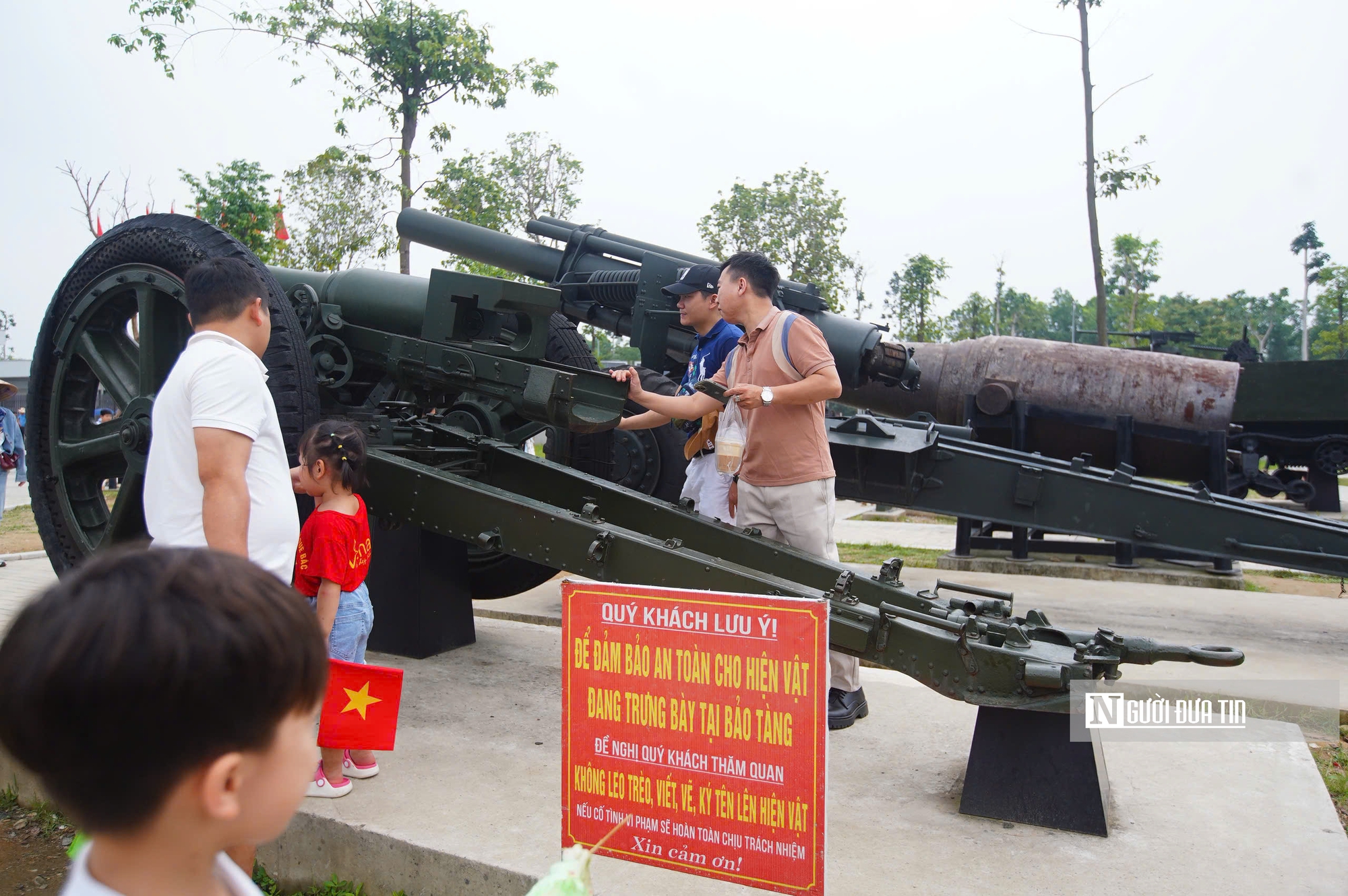 Bảo tàng Lịch sử Quân sự Việt Nam chật kín khách tham quan trong kỳ nghỉ lễ 30/4 - 1/5- Ảnh 10. Bảo tàng Lịch sử Quân sự Việt Nam chật kín khách tham quan trong kỳ nghỉ lễ 30/4 - 1/5- Ảnh 10.