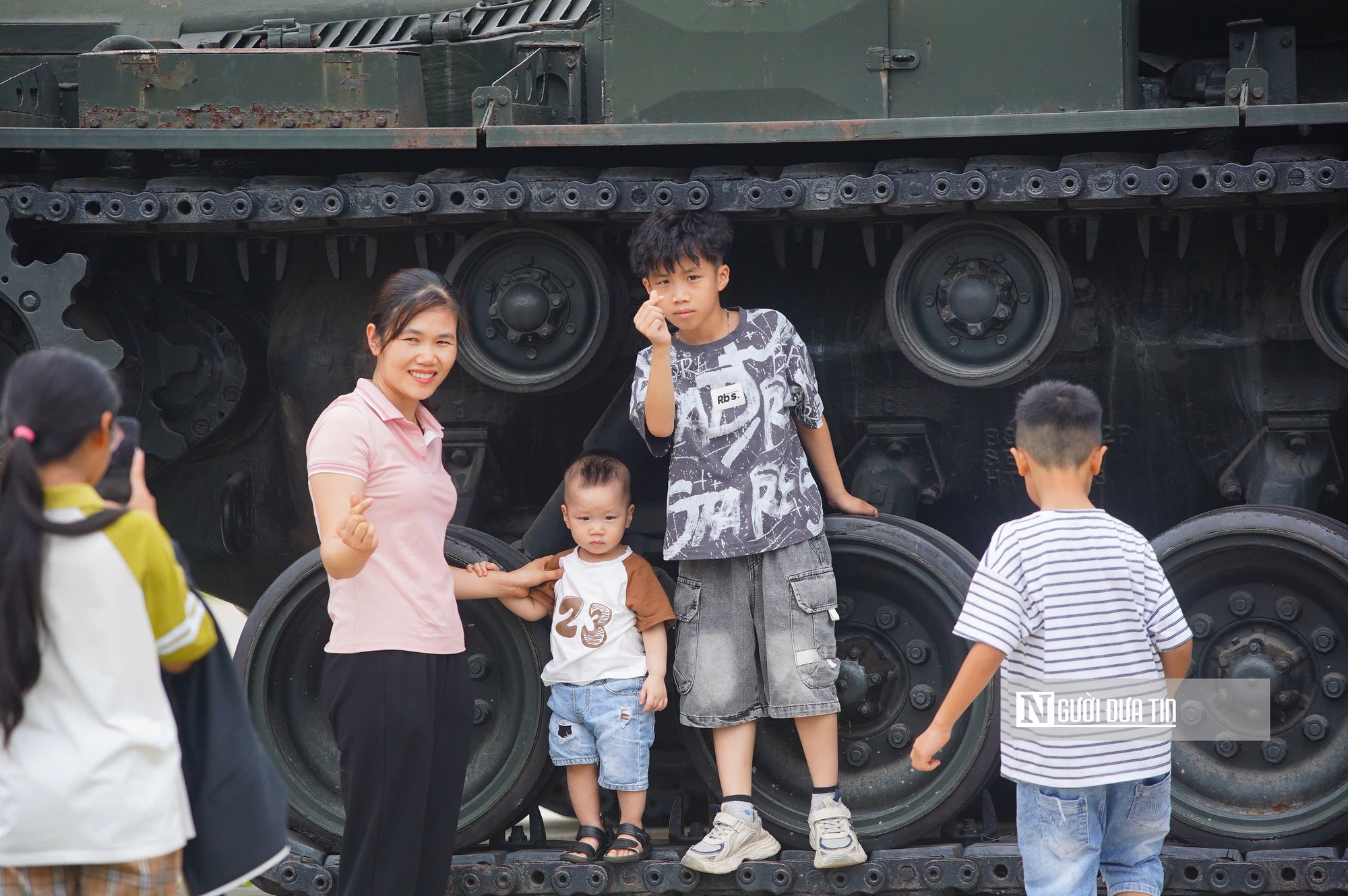 Bảo tàng Lịch sử Quân sự Việt Nam chật kín khách tham quan trong kỳ nghỉ lễ 30/4 - 1/5- Ảnh 5. Bảo tàng Lịch sử Quân sự Việt Nam chật kín khách tham quan trong kỳ nghỉ lễ 30/4 - 1/5- Ảnh 5.