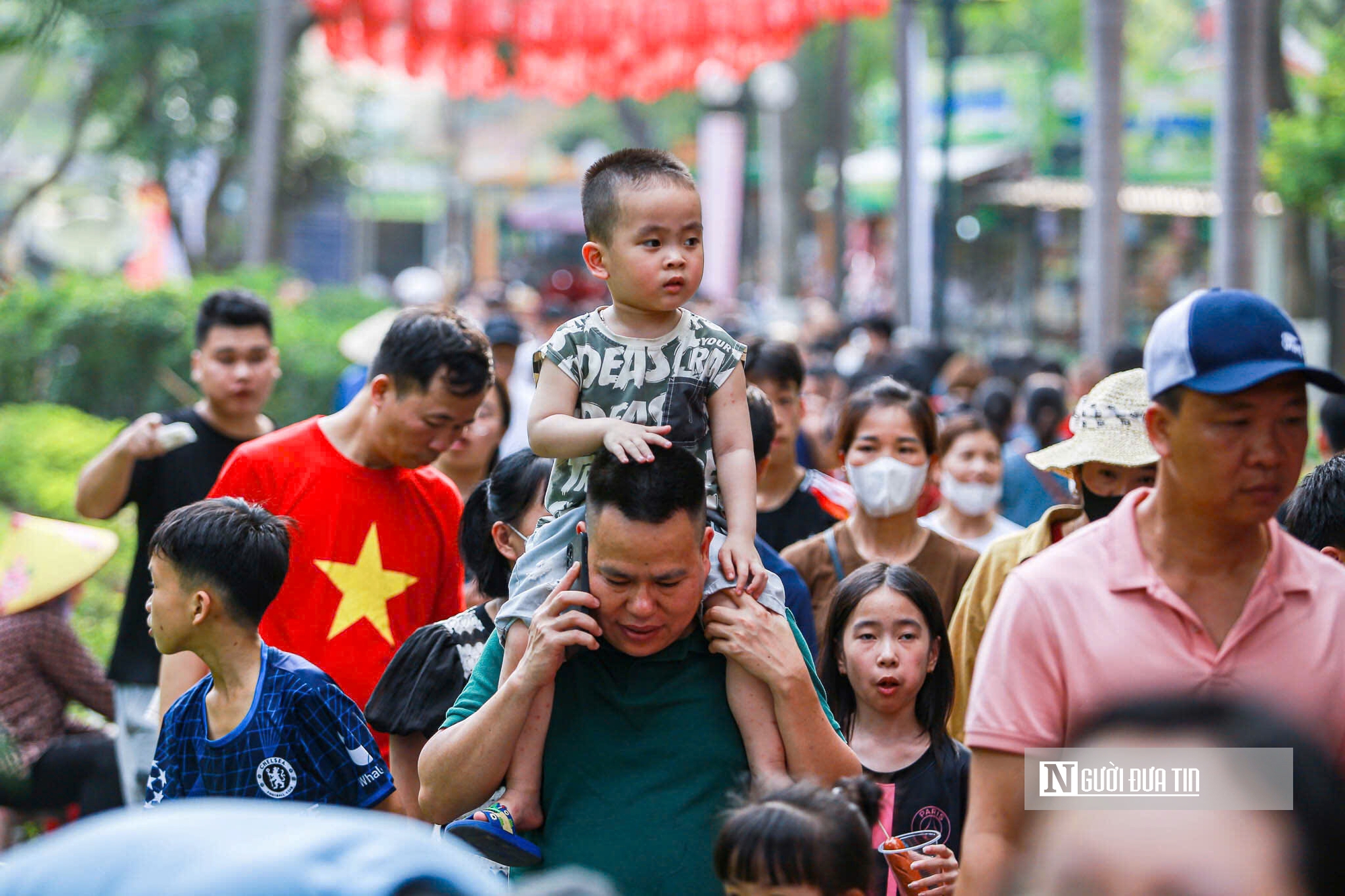 Vườn thú Hà Nội “thất thủ” trong kỳ nghỉ lễ 30/4 – 1/5- Ảnh 12. Vườn thú Hà Nội “thất thủ” trong kỳ nghỉ lễ 30/4 – 1/5- Ảnh 12.