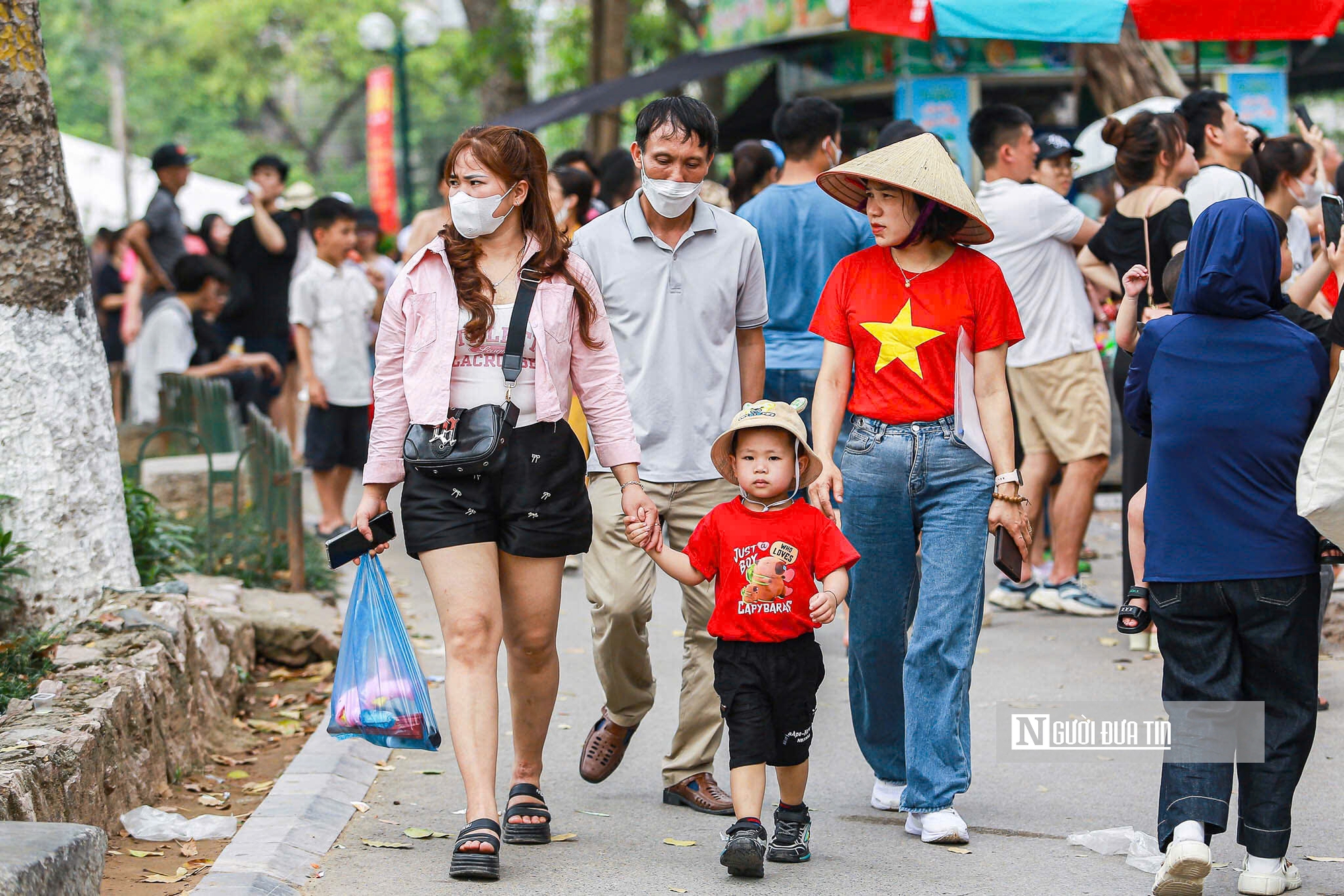 Vườn thú Hà Nội “thất thủ” trong kỳ nghỉ lễ 30/4 – 1/5- Ảnh 9. Vườn thú Hà Nội “thất thủ” trong kỳ nghỉ lễ 30/4 – 1/5- Ảnh 9.