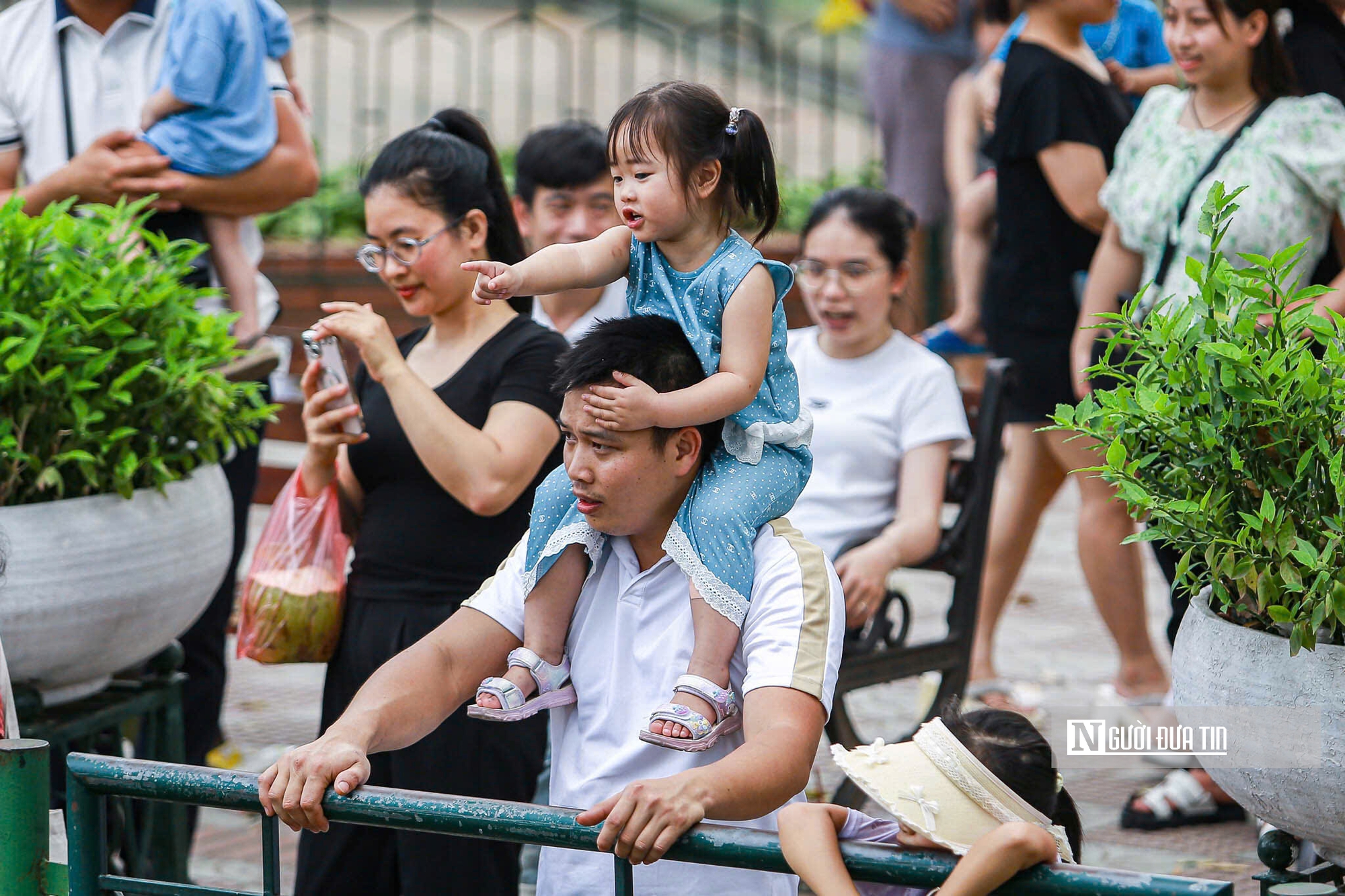 Vườn thú Hà Nội “thất thủ” trong kỳ nghỉ lễ 30/4 – 1/5- Ảnh 7. Vườn thú Hà Nội “thất thủ” trong kỳ nghỉ lễ 30/4 – 1/5- Ảnh 7.