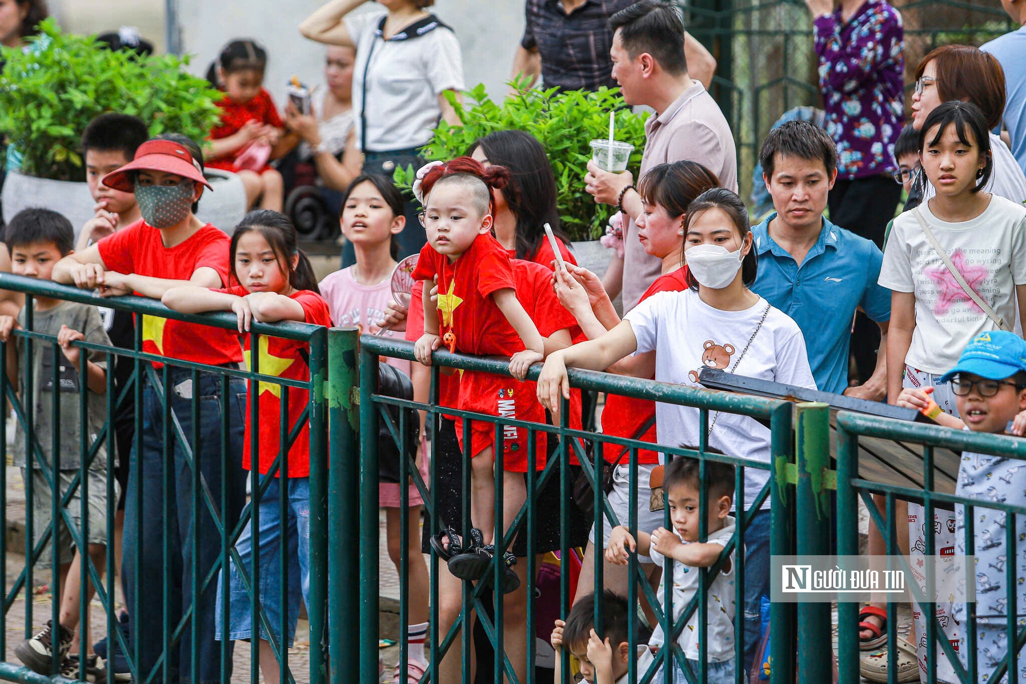 Vườn thú Hà Nội “thất thủ” trong kỳ nghỉ lễ 30/4 – 1/5- Ảnh 4. Vườn thú Hà Nội “thất thủ” trong kỳ nghỉ lễ 30/4 – 1/5- Ảnh 4.