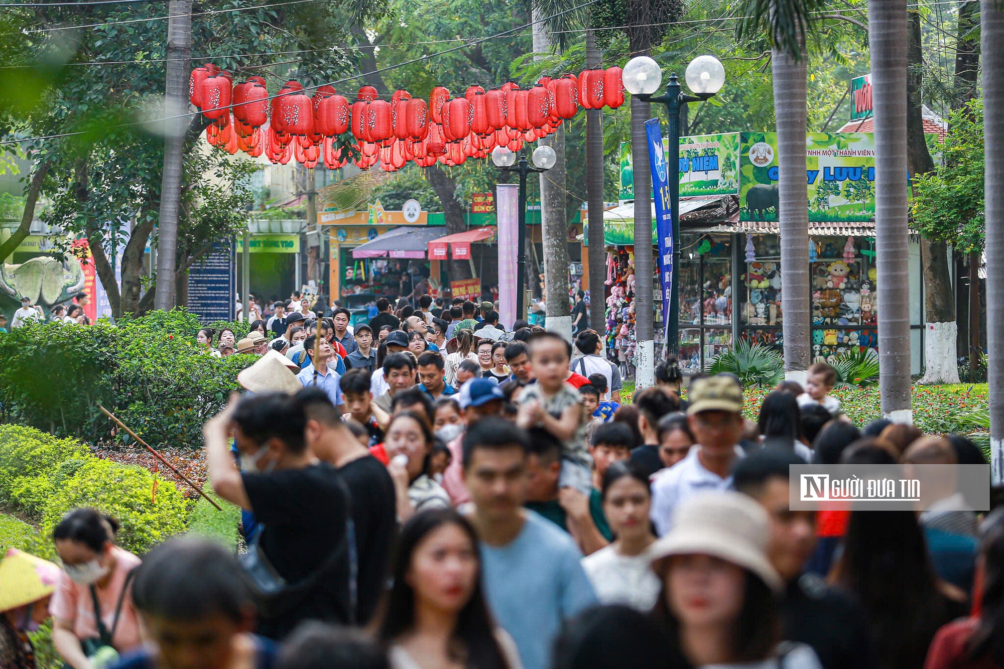 Vườn thú Hà Nội “thất thủ” trong kỳ nghỉ lễ 30/4 – 1/5- Ảnh 1. Vườn thú Hà Nội “thất thủ” trong kỳ nghỉ lễ 30/4 – 1/5- Ảnh 1.