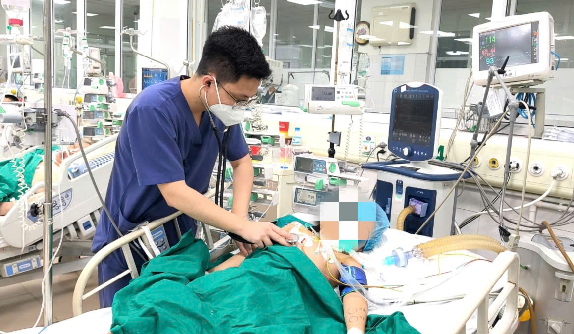 Bé gái nguy kịch sau tai nạn nhỏ khi vui chơi- Ảnh 1. Bé gái nguy kịch sau tai nạn nhỏ khi vui chơi- Ảnh 1.