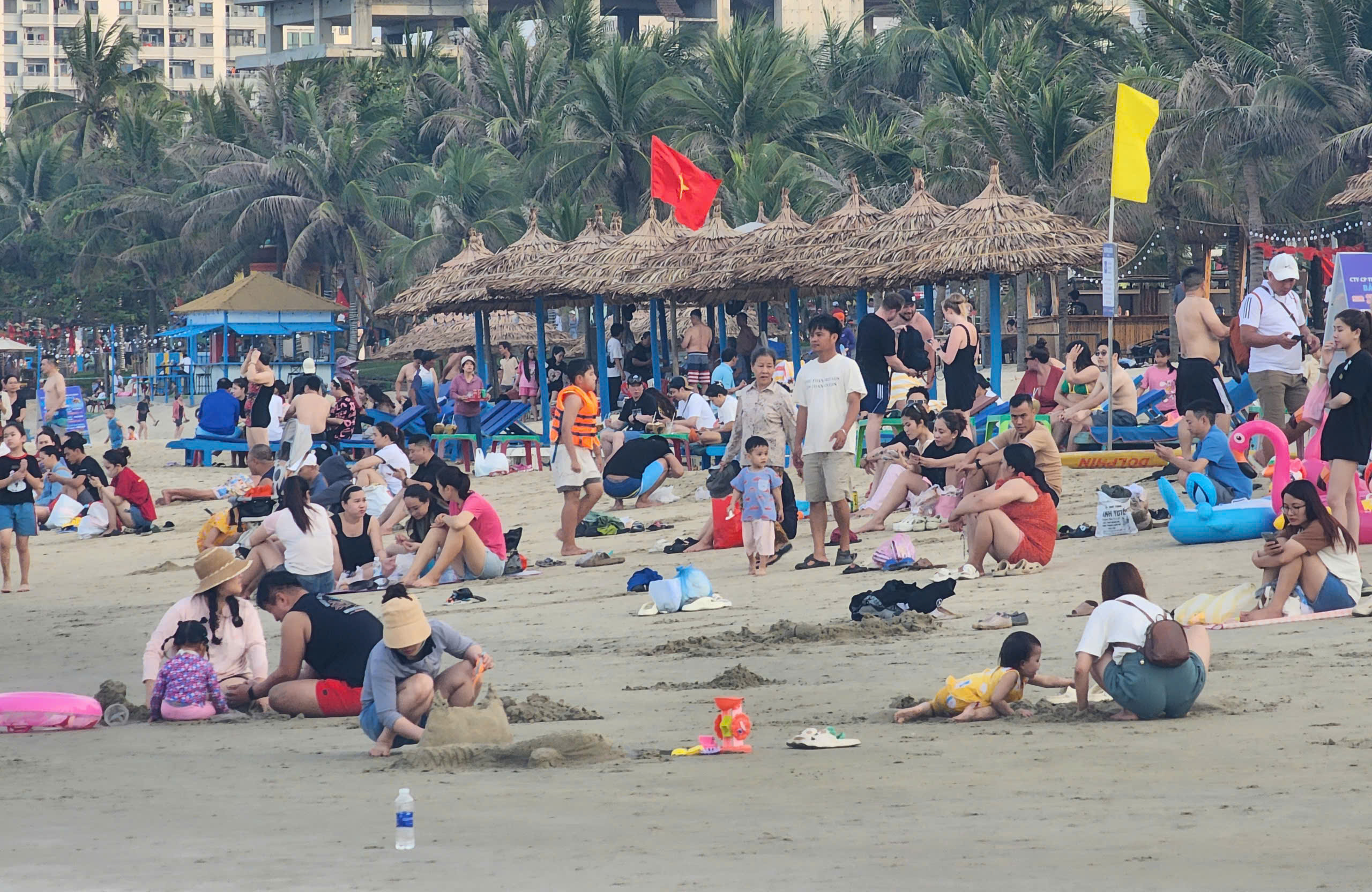 Ban Quản lý Bán đảo Sơn Trà cho biết lượng người tắm biển và tham quan dọc tuyến ven biển tăng khoảng 20% so với dịp lễ năm ngoái. Hai khung giờ cao điểm là 6h – 9h và 16h – 18h. Dịch vụ giữ xe, tắm tráng, thuê ghế dù… hoạt động ổn định, không ghi nhận tình trạng chen lấn hay tăng giá bất thường. Ban Quản lý Bán đảo Sơn Trà cho biết lượng người tắm biển và tham quan dọc tuyến ven biển tăng khoảng 20% so với dịp lễ năm ngoái. Hai khung giờ cao điểm là 6h – 9h và 16h – 18h. Dịch vụ giữ xe, tắm tráng, thuê ghế dù… hoạt động ổn định, không ghi nhận tình trạng chen lấn hay tăng giá bất thường.
