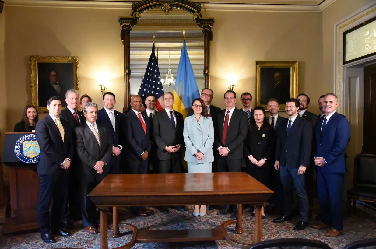 Thỏa thuận khoáng sản Ukraine-Mỹ ràng buộc ông Trump với Kiev- Ảnh 1. Thỏa thuận khoáng sản Ukraine-Mỹ ràng buộc ông Trump với Kiev- Ảnh 1.