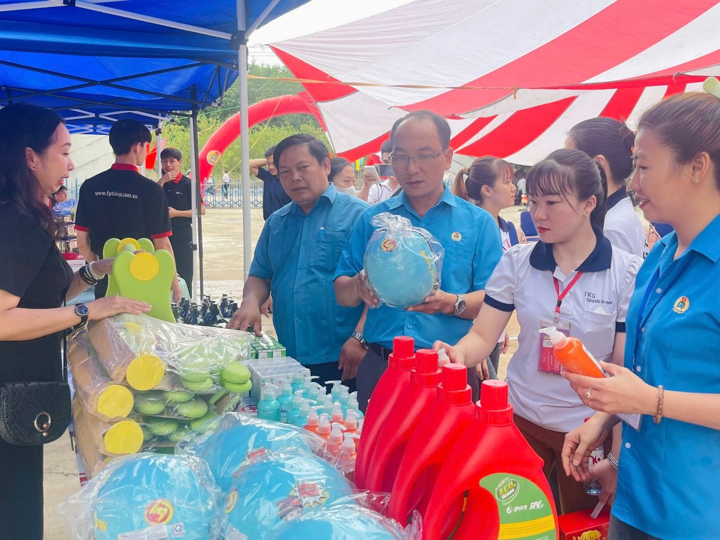 Bình Phước: Sôi nổi lễ khởi động tháng công nhân 2025- Ảnh 4. Bình Phước: Sôi nổi lễ khởi động tháng công nhân 2025- Ảnh 4.
