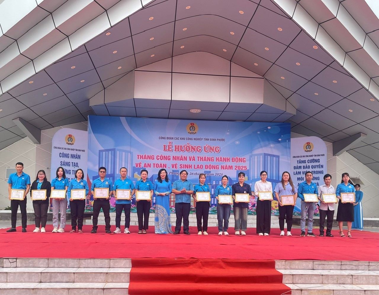 Bình Phước: Sôi nổi lễ khởi động tháng công nhân 2025- Ảnh 1. Bình Phước: Sôi nổi lễ khởi động tháng công nhân 2025- Ảnh 1.