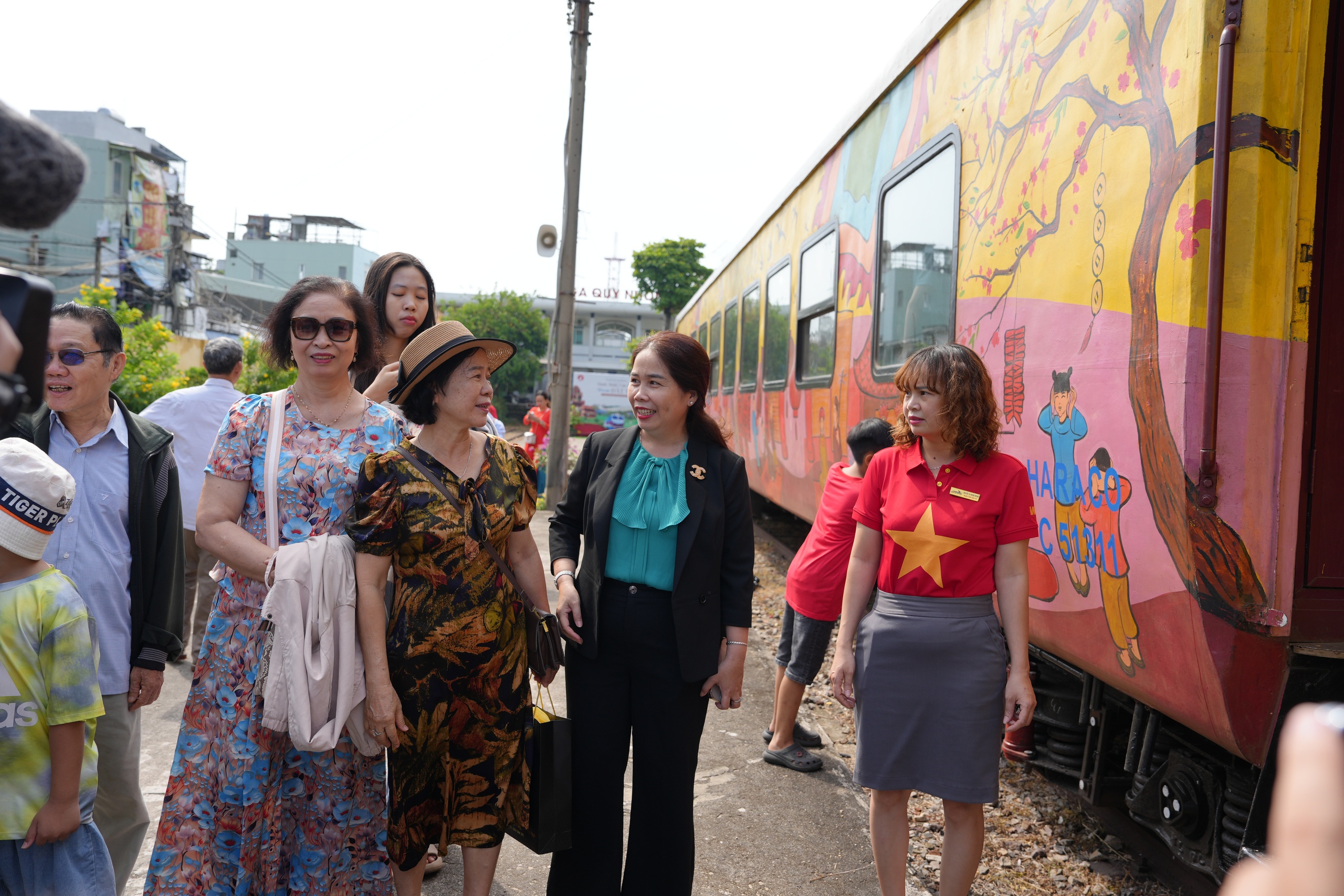 Du khách lên chuyến tàu Du khách lên chuyến tàu