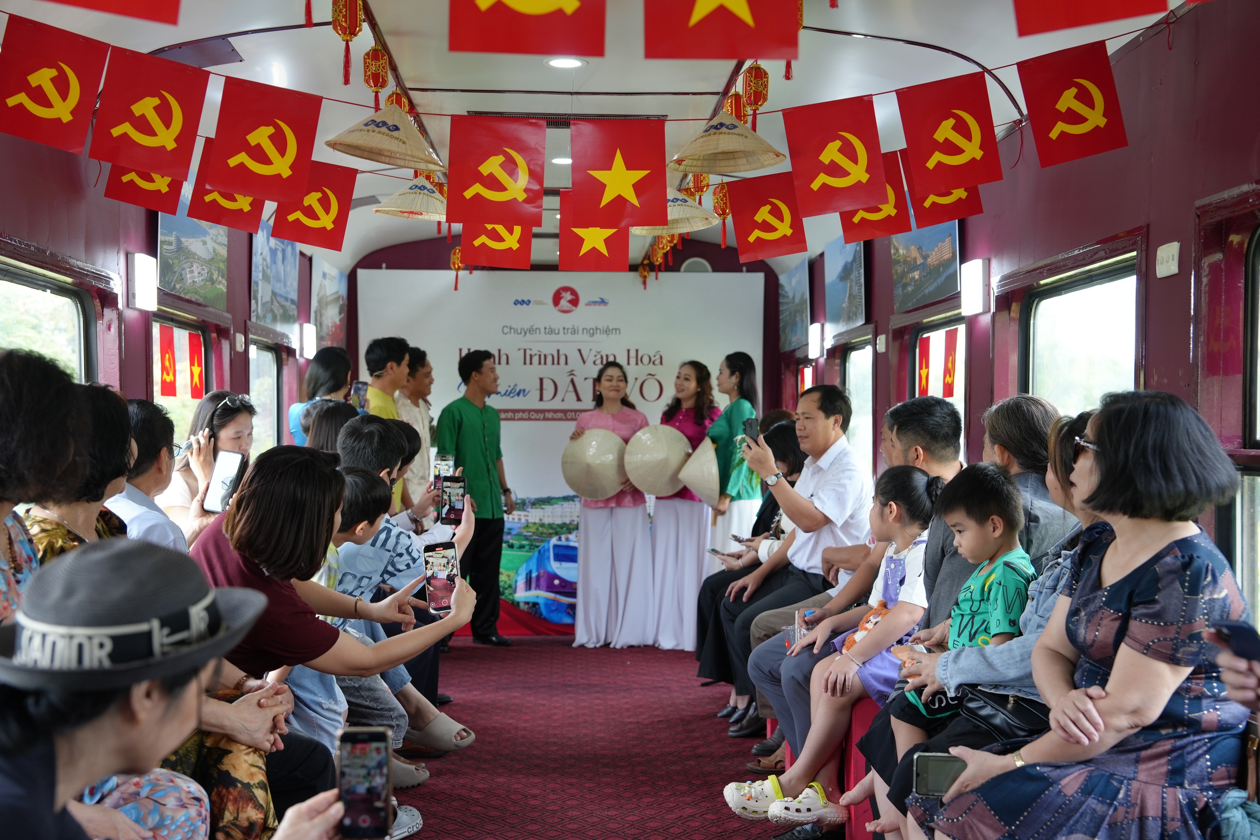 Biểu diễn nghệ thuật truyền thống phục vụ du khách. Ảnh: Thu Dịu Biểu diễn nghệ thuật truyền thống phục vụ du khách. Ảnh: Thu Dịu