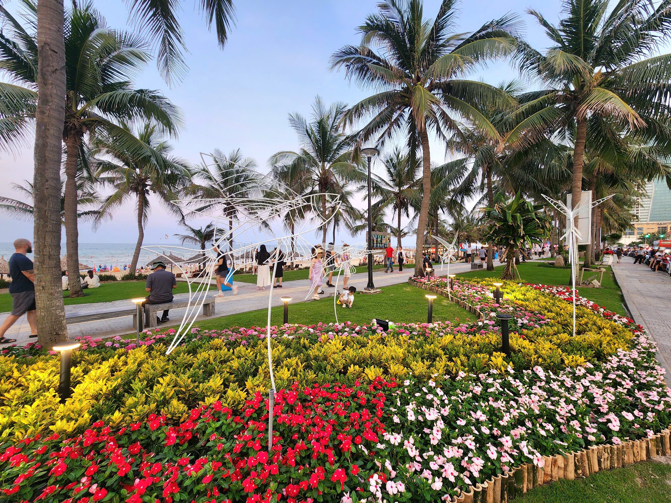 Đây là năm thứ hai thành phố tổ chức đường hoa biển với sự phối hợp giữa chính quyền và các cơ sở kinh doanh ven biển. Đây là năm thứ hai thành phố tổ chức đường hoa biển với sự phối hợp giữa chính quyền và các cơ sở kinh doanh ven biển.