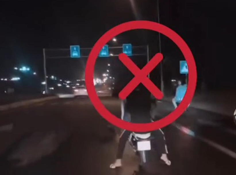 Xử lý nam thanh niên chạy xe máy một bánh trên đường phố- Ảnh 1. Xử lý nam thanh niên chạy xe máy một bánh trên đường phố- Ảnh 1.