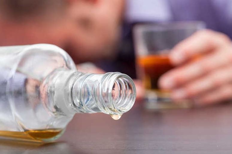 Nam thanh niên 21 tuổi tử vong sau khi uống 5 chai rượu vì số tiền cược 3 triệu đồng- Ảnh 1. Nam thanh niên 21 tuổi tử vong sau khi uống 5 chai rượu vì số tiền cược 3 triệu đồng- Ảnh 1.