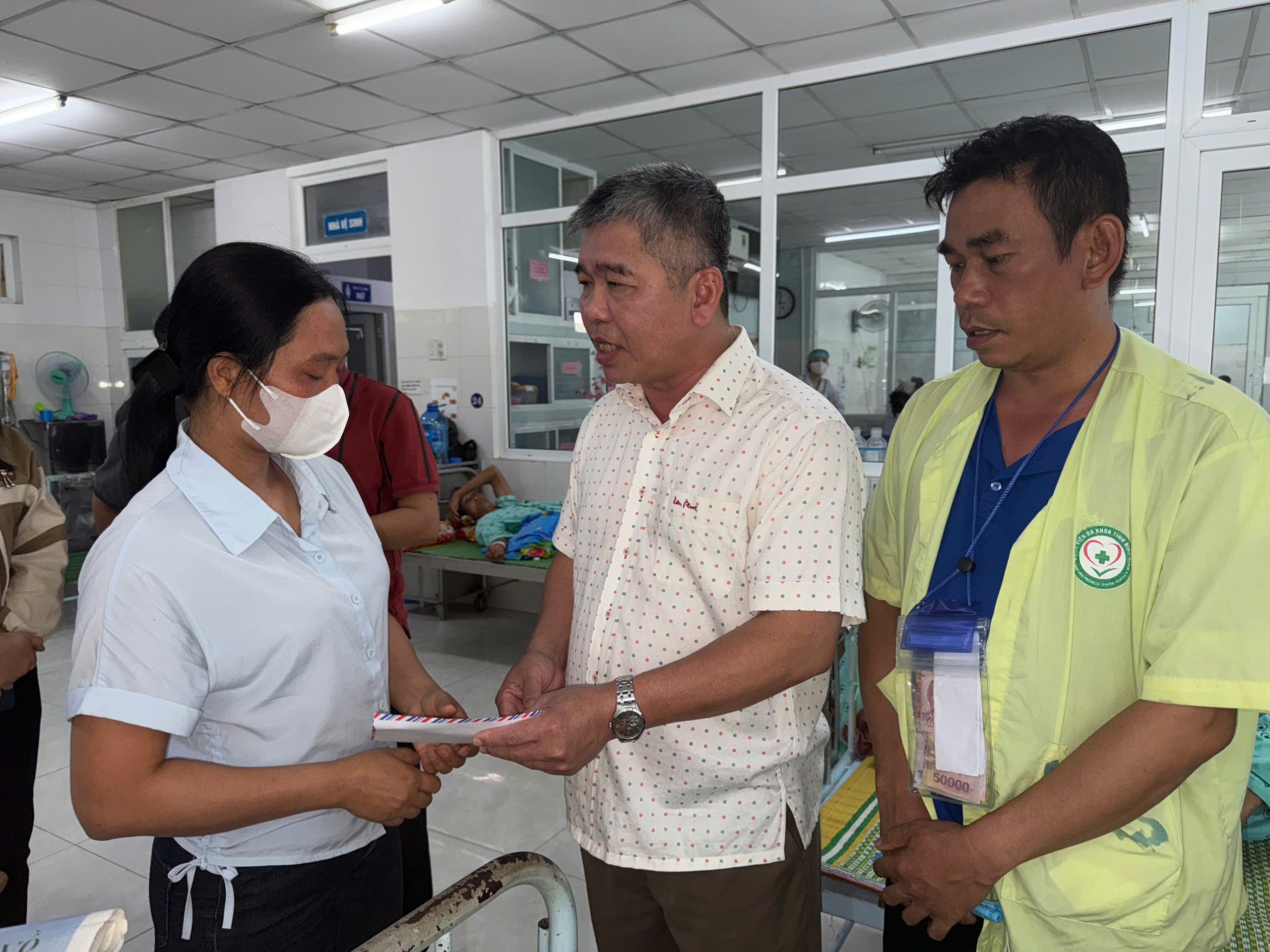 Vụ tai nạn mô tô nước tại Bình Định: Lãnh đạo địa phương thăm hỏi, chia sẻ với gia đình nạn nhân- Ảnh 1. Vụ tai nạn mô tô nước tại Bình Định: Lãnh đạo địa phương thăm hỏi, chia sẻ với gia đình nạn nhân- Ảnh 1.