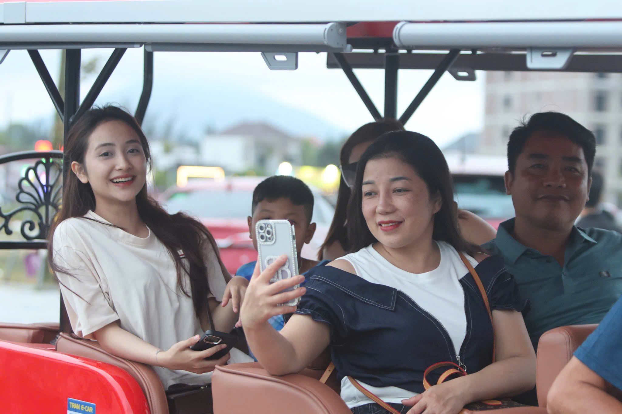 Khai thác tuyến xe điện: Tạo động lực phát triển Khu du lịch Thiên Cầm- Ảnh 2. Khai thác tuyến xe điện: Tạo động lực phát triển Khu du lịch Thiên Cầm- Ảnh 2.