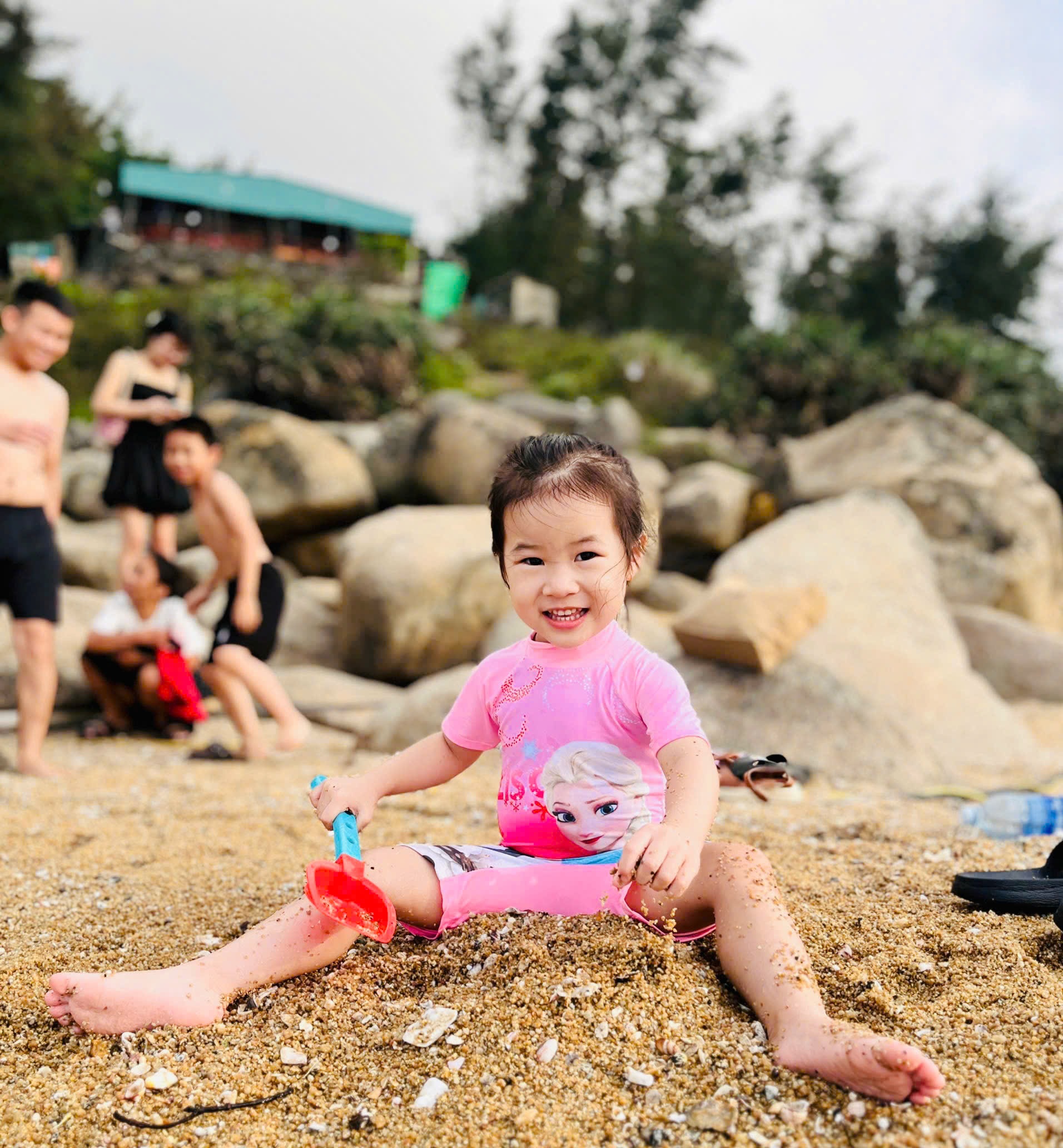 Khai thác tuyến xe điện: Tạo động lực phát triển Khu du lịch Thiên Cầm- Ảnh 6. Khai thác tuyến xe điện: Tạo động lực phát triển Khu du lịch Thiên Cầm- Ảnh 6.