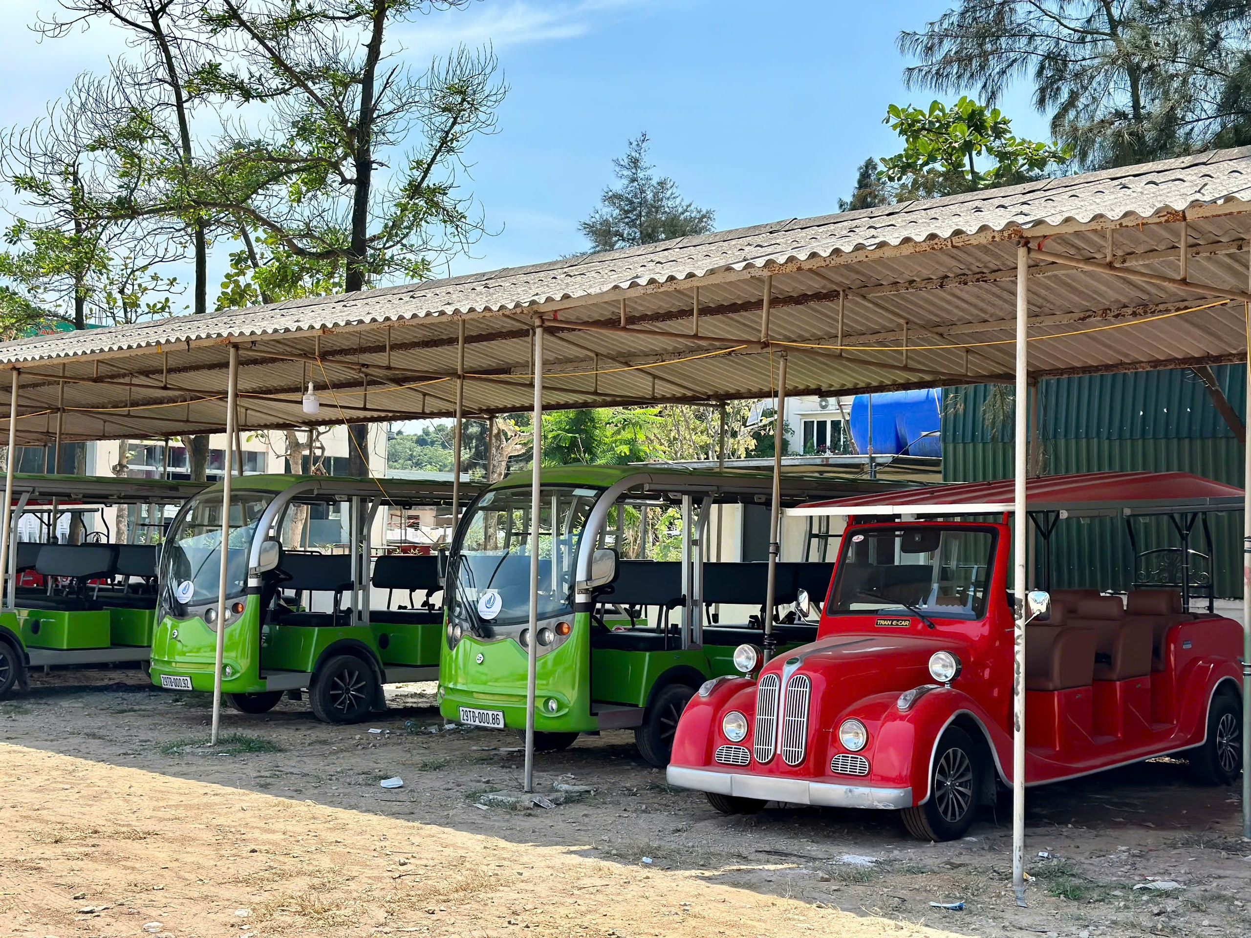 Khai thác tuyến xe điện: Tạo động lực phát triển Khu du lịch Thiên Cầm- Ảnh 4. Khai thác tuyến xe điện: Tạo động lực phát triển Khu du lịch Thiên Cầm- Ảnh 4.
