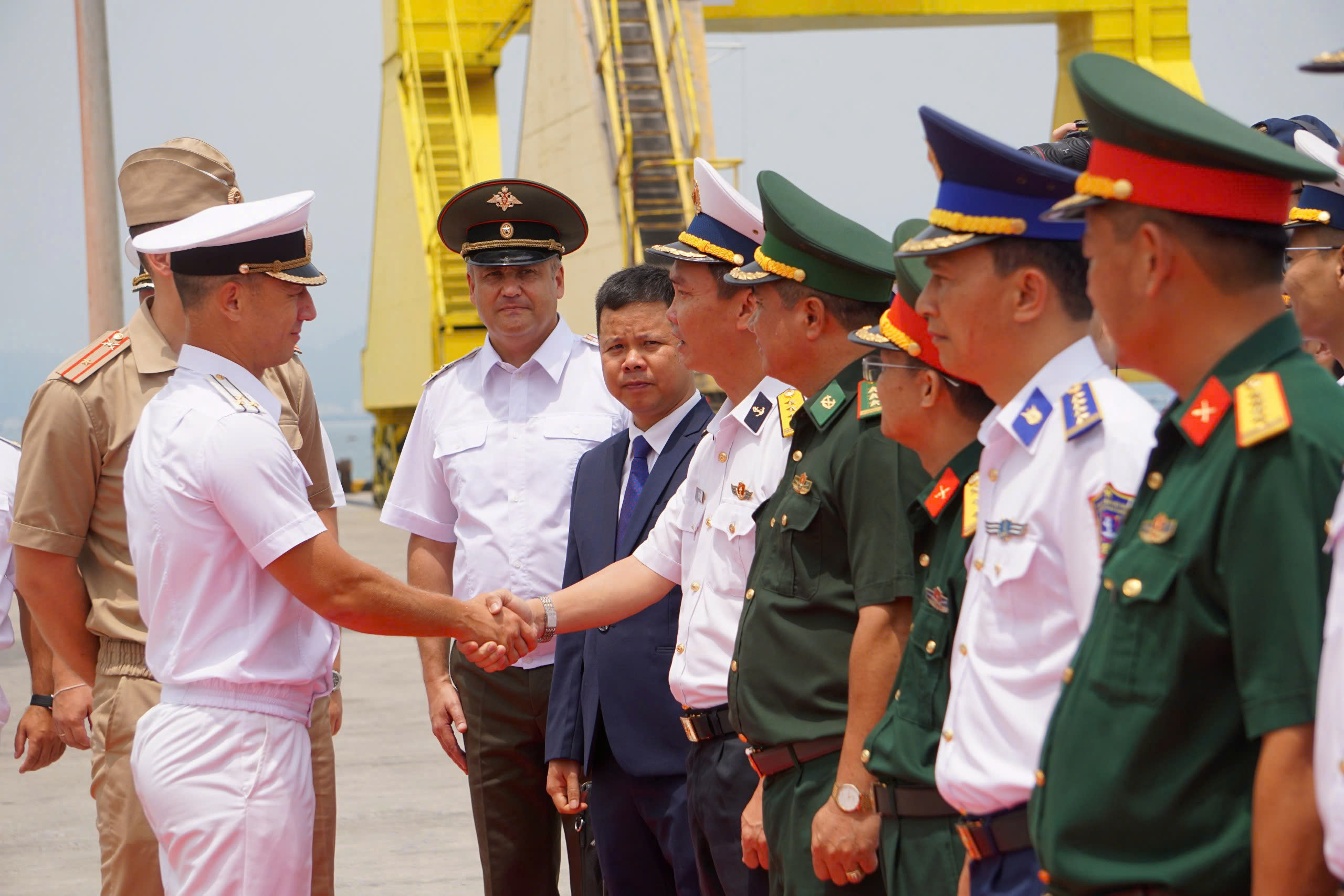 Tàu Hải quân Nga thăm Đà Nẵng nhân kỷ niệm 75 năm quan hệ Việt - Nga- Ảnh 9. Tàu Hải quân Nga thăm Đà Nẵng nhân kỷ niệm 75 năm quan hệ Việt - Nga- Ảnh 9.