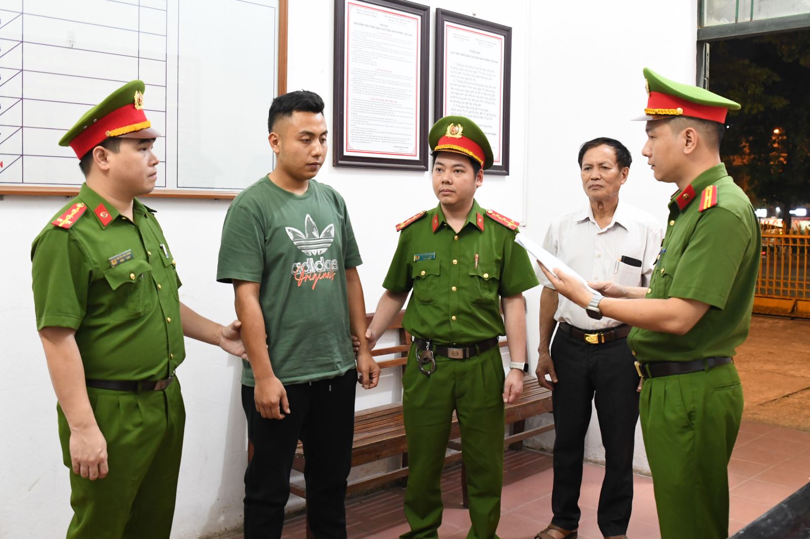 Bắt khẩn cấp 2 người tổ chức khai thác khoáng sản trái phép- Ảnh 2. Bắt khẩn cấp 2 người tổ chức khai thác khoáng sản trái phép- Ảnh 2.