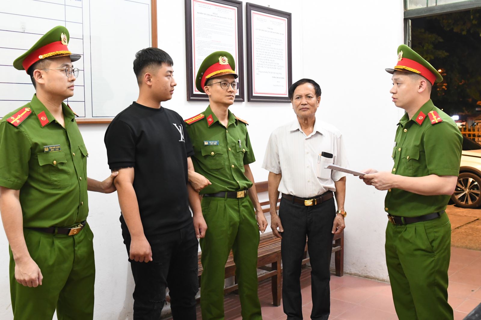 Bắt khẩn cấp 2 người tổ chức khai thác khoáng sản trái phép- Ảnh 1. Bắt khẩn cấp 2 người tổ chức khai thác khoáng sản trái phép- Ảnh 1.