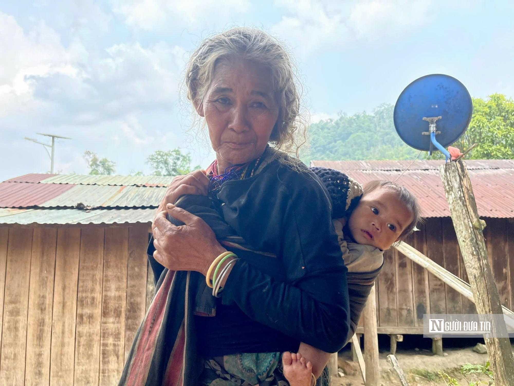 Phương án cho hơn 1.000 người dân "mắc kẹt" giữa 2 tỉnh Kon Tum và Quảng Nam- Ảnh 2. Phương án cho hơn 1.000 người dân "mắc kẹt" giữa 2 tỉnh Kon Tum và Quảng Nam- Ảnh 2.