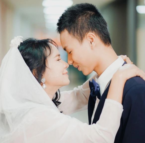 Chàng trai hơn 20 tuổi yêu say đắm bà lão U70 và cái kết- Ảnh 2. Chàng trai hơn 20 tuổi yêu say đắm bà lão U70 và cái kết- Ảnh 2.