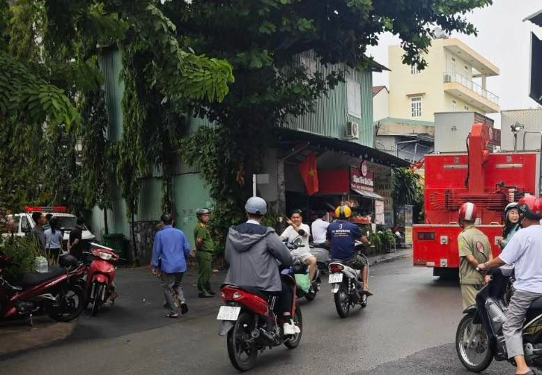 Sau tiếng nổ lớn, 3 người thương vong trong căn nhà trọ ở Tp.HCM- Ảnh 1. Sau tiếng nổ lớn, 3 người thương vong trong căn nhà trọ ở Tp.HCM- Ảnh 1.