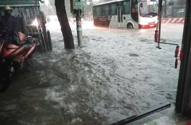 Bình Dương: Mưa lớn, ngập sâu dân bì bõm lội nước sáng sớm- Ảnh 3. Bình Dương: Mưa lớn, ngập sâu dân bì bõm lội nước sáng sớm- Ảnh 3.