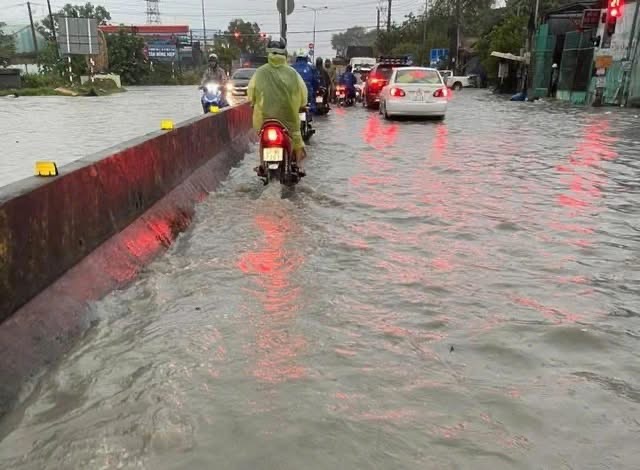 Bình Dương: Mưa lớn, ngập sâu dân bì bõm lội nước sáng sớm- Ảnh 2. Bình Dương: Mưa lớn, ngập sâu dân bì bõm lội nước sáng sớm- Ảnh 2.