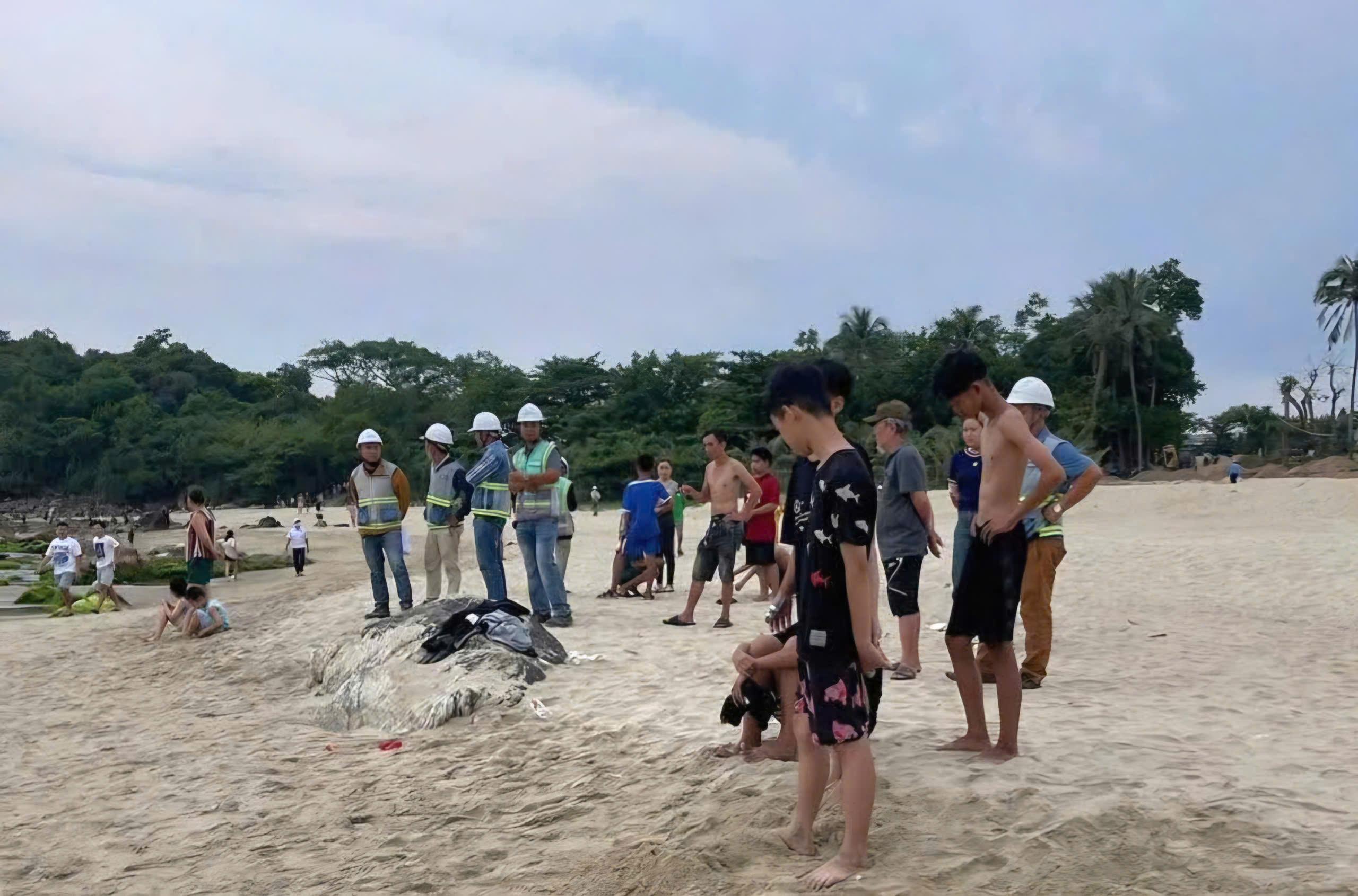 Đà Nẵng: Thương tâm hai anh em họ đuối nước tử vong khi tắm biển Nam Ô- Ảnh 2. Đà Nẵng: Thương tâm hai anh em họ đuối nước tử vong khi tắm biển Nam Ô- Ảnh 2.