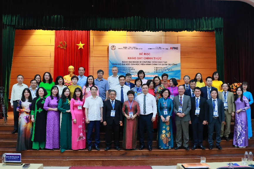 Học viện Hành chính và Quản trị công: Tiếp tục đổi mới và nâng cao chất lượng đào tạo, hướng tới tương lai- Ảnh 3. C:\Users\Admin\Downloads\các đại biểu chụp hình lưu niệm.JPG