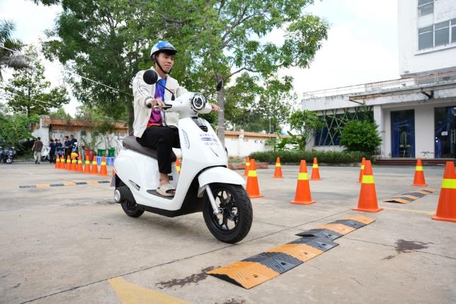 VinFast “phủ xanh” khu công nghiệp tại Bình Dương: Công nhân chen chân lái thử xe máy điện, nhiều người chốt đơn “trong 1 nốt nhạc”- Ảnh 3. VinFast “phủ xanh” khu công nghiệp tại Bình Dương: Công nhân chen chân lái thử xe máy điện, nhiều người chốt đơn “trong 1 nốt nhạc”- Ảnh 3.