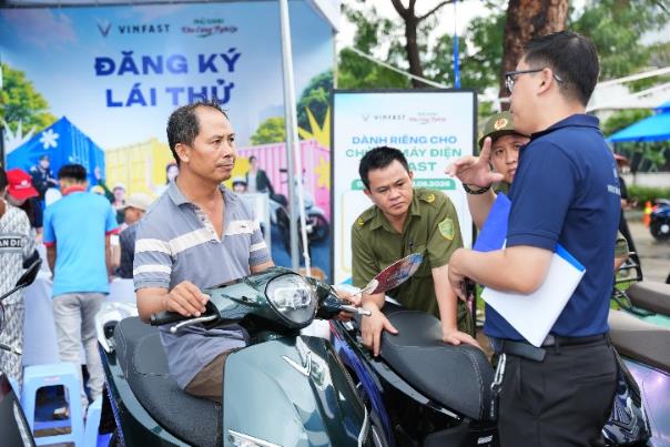 VinFast “phủ xanh” khu công nghiệp tại Bình Dương: Công nhân chen chân lái thử xe máy điện, nhiều người chốt đơn “trong 1 nốt nhạc”- Ảnh 4. VinFast “phủ xanh” khu công nghiệp tại Bình Dương: Công nhân chen chân lái thử xe máy điện, nhiều người chốt đơn “trong 1 nốt nhạc”- Ảnh 4.