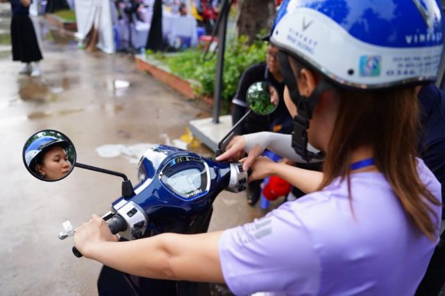 VinFast “phủ xanh” khu công nghiệp tại Bình Dương: Công nhân chen chân lái thử xe máy điện, nhiều người chốt đơn “trong 1 nốt nhạc”- Ảnh 7. VinFast “phủ xanh” khu công nghiệp tại Bình Dương: Công nhân chen chân lái thử xe máy điện, nhiều người chốt đơn “trong 1 nốt nhạc”- Ảnh 7.